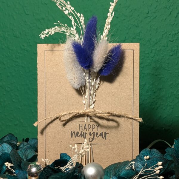 Neujahreskarte mit Trockenblumen in Blau, Grau und Naturtönen